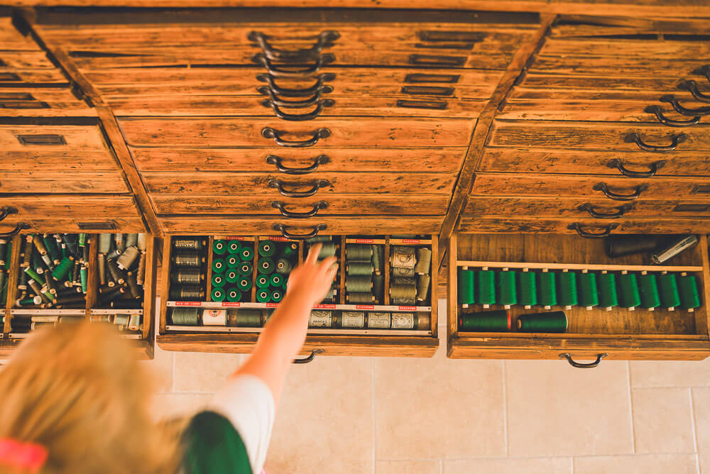 Einblick in die Werkstatt des hicup. Ateliers mit Stoffen und Werkzeugen.